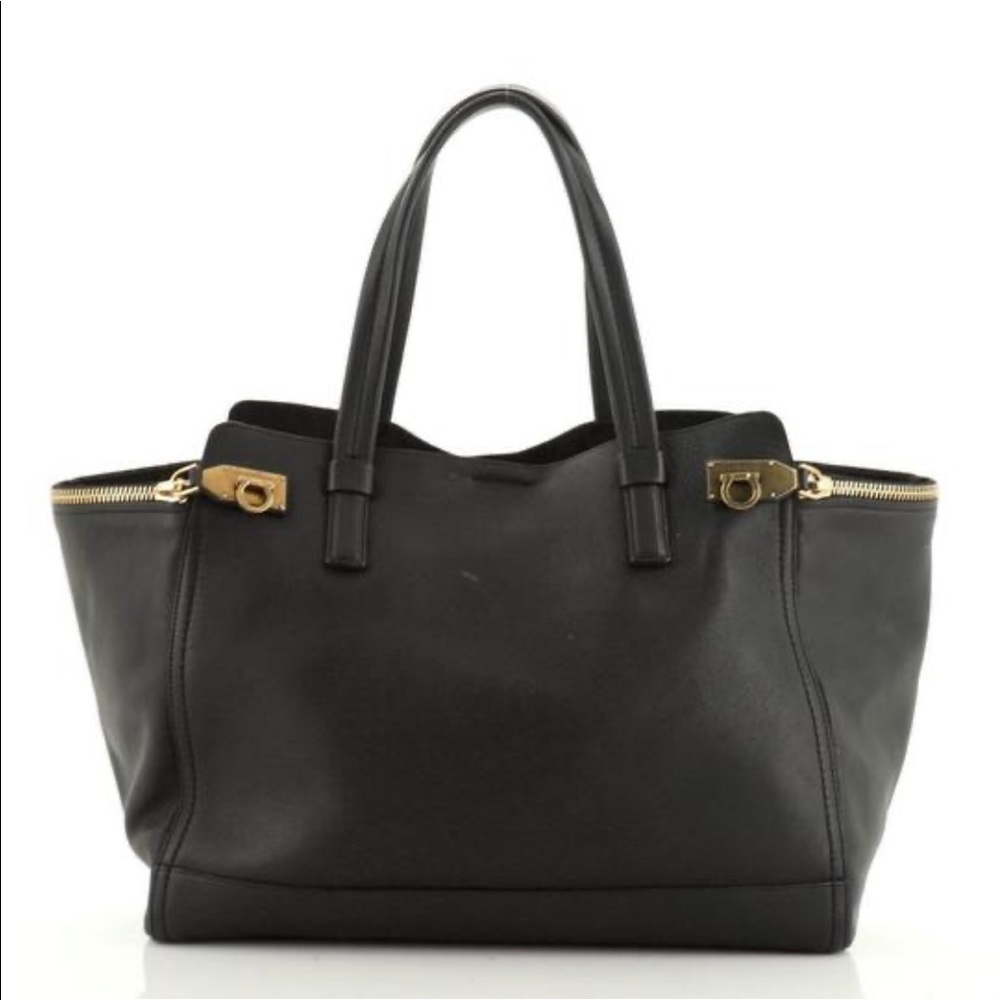 Salvatore Ferragamo Gancini DH-21 D555 Women's Lea. No smoke & pet free home.